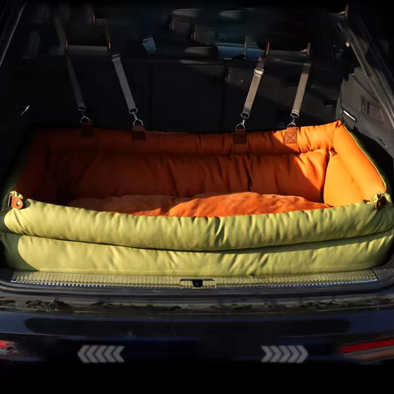 Chien avec Siège auto pour chien NOMAD HUNDSY